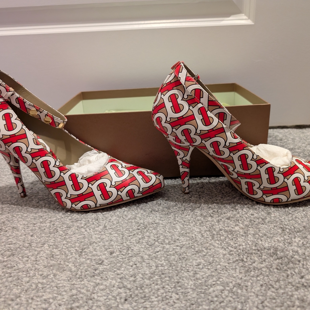 Burberry Red and White Heels Elegant Design - Picture 2 of 7